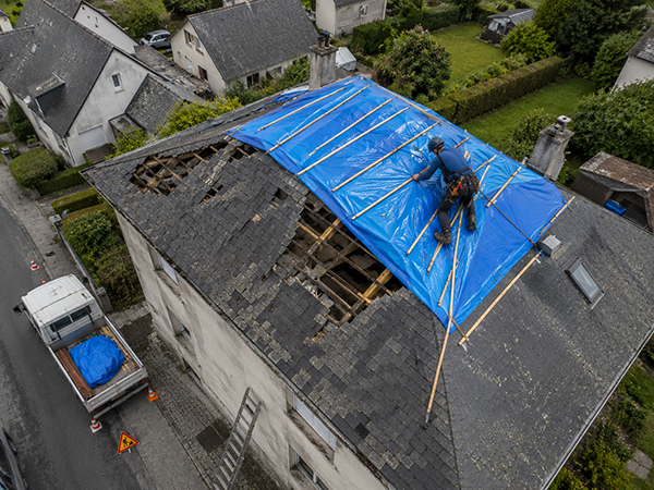 Trouvez rapidement un professionnel de la toiture près de chez vous et comparez jusqu'à 3 devis gratuits pour une intervention au meilleur prix — intervention bâche toiture urgence