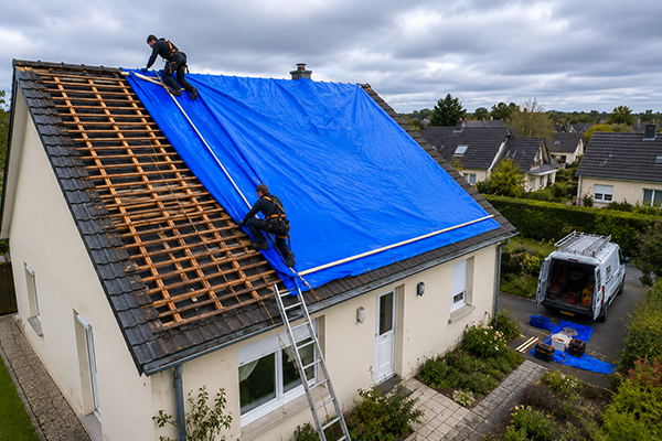 Urgence fuite toiture en Nouvelle-Aquitaine : mise en place d'une bâche de protection provisoire par des couvreurs qualifiés. Une solution rapide pour sécuriser la toiture après une tempête, des tuiles envolées ou un sinistre lié aux intempéries.